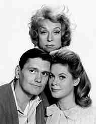 190px-Agnes_Moorehead_Dick_York_Elizabeth_Montgomery_Bewitched_1964